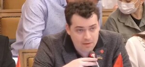 Надругался над флагом: против одесского депутата начали уголовное производство 