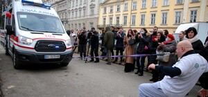 Львівський педіатр Олег Скавиш протягнув зубами карету швидкої допомоги