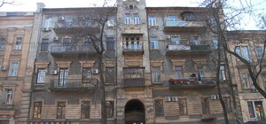 В центре Одессы обрушилась часть фасада дома: прохожая чудом уцелела (видео)