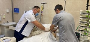 В Днепре спасают парня, который попал в страшное ДТП