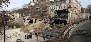 Мэр Одессы хочет прикрыть баннерами руины на Деволановском спуске