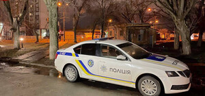 На Шулявке пьяный мужчина развел костер в доме и бросался на полицейских