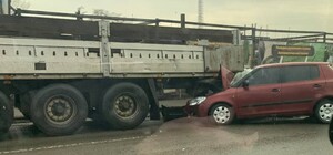 На Набережной Заводской легковушка влетела под фуру