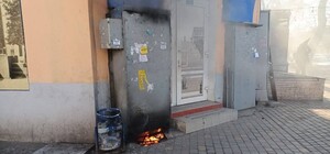В центре Одессы загорелся уличный электрошкаф (видео)