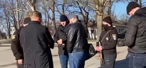 Суд отпустил подозреваемых, которые напали на журналистов в аэропорту Днепра