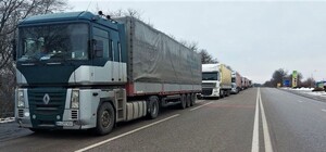В Харьковской области на границе с РФ скопились грузовики — в чем причина