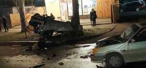 У Запоріжжі серйозна ДТП на Перемозі: авто перекинулося та знесло щит