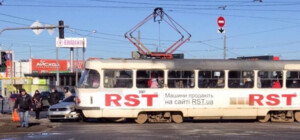 На Героев Труда трамвай врезался в автомобиль