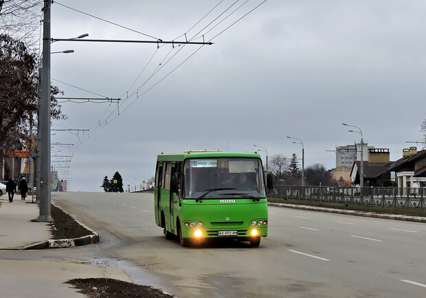 В Харькове маршрутка с пассажирами ехала по встречке (видео). 