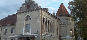 У Судовій Вишні виставили на продаж палац Марсів
