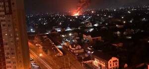 Сбитая над Киевом крылатая ракета упала на дом - видео