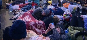 Харьковчане публикуют фото и видео, как провели ночь в подвалах и метро