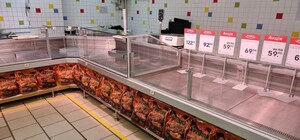 Разбирают хлеб, воду, мясо: что происходит в харьковских супермаркетах (фото)