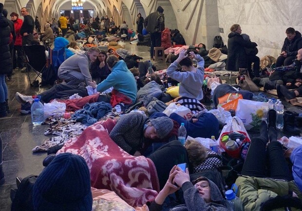 Укрытие в метро: харьковчан просят не забывать брать с собой паспорт - фото