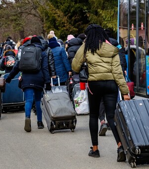 Помощь беженцам во Львове: все полезные номера телефонов для переселенцев