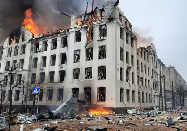 Російські окупанти знов бомбили Харків. Фото: ДСНС