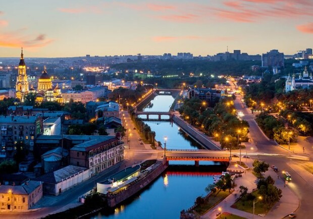 Харкову присвоєне звання міста-героя. 