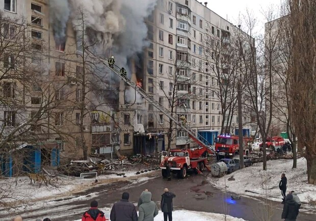 Российские оккупанты снова обстреляли Салтовку — в девятиэтажке обрушились этажи