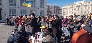 Біля Оперного в Одесі влаштували концерт за мир в Україні