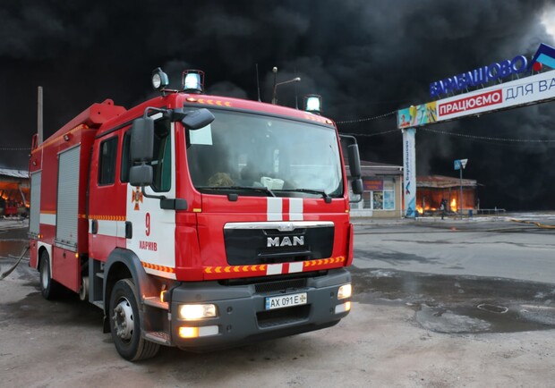Пожежу на "Барабашово" продовжують гасити — вогонь розповсюдився на 7 га, загинув рятувальник. Фото: t.me/DSNS_Kharkiv