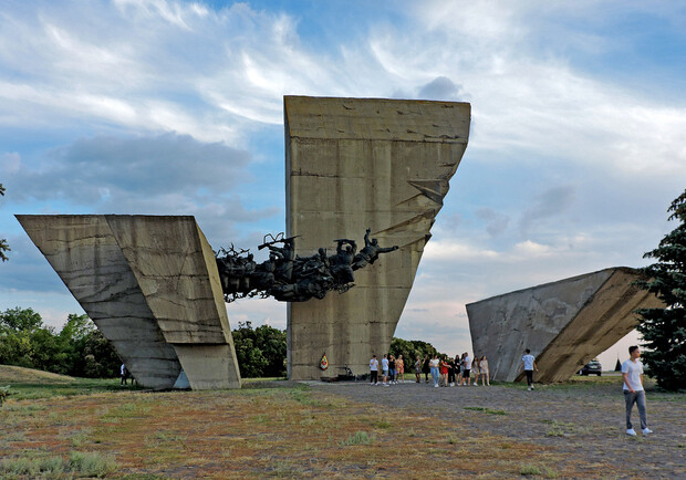 В Ізюмі російські окупанти зруйнували монумент на честь загиблих у Другій світовій солдатів. Фото: livejournal.com