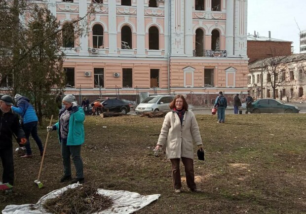 Волонтери та комунальники прибирають Харків після російських обстрілів. Фото: t.me/citykharkivua