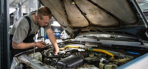 В Днепре сеть СТО бесплатно ремонтирует автомобили, на которых эвакуировались переселенцы