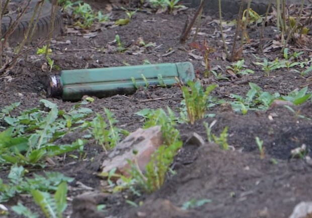 Российские войска дистанционно разбрасывали мины замедленного действия во дворах на ХТЗ. 