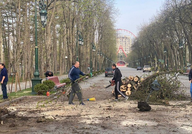 У парку Горького комунальники прибирають після російських обстрілів. 
