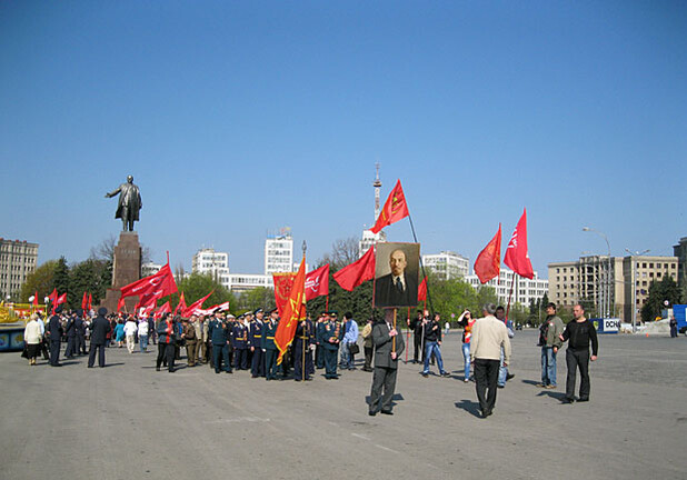 Тысячи коммунистов прошлись по городу. Фото: http://glavnoe.ua
