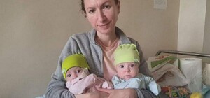 У Львові виходили київських близнючок, які народилися на 24-му тижні вагітності і захворіли, ховаючись у підвалі