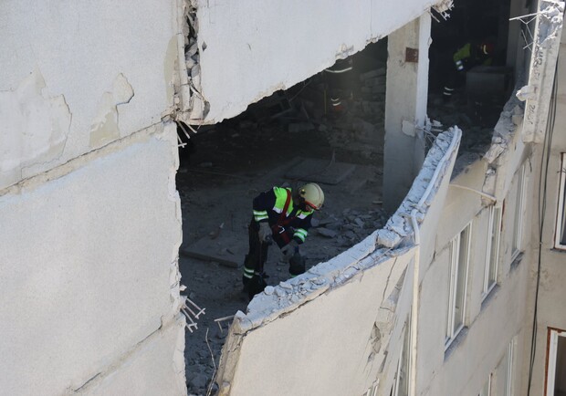 В Харькове спасатели демонтировали разрушенные конструкции больницы. 