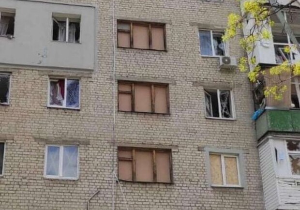 В Харькове заколачивают разбитые окна. 