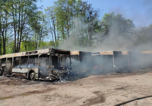 Россияне обстреляли Киевский район: сгорел автобусный парк - фото