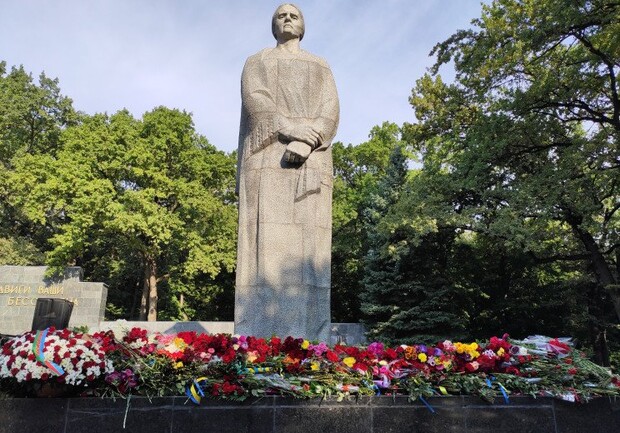 Мэр Харькова просит горожан не посещать Мемориал 8 и 9 мая из-за угрозы обстрелов. 