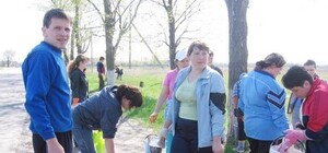 Чиновники Харьковщины ухаживают за деревьями