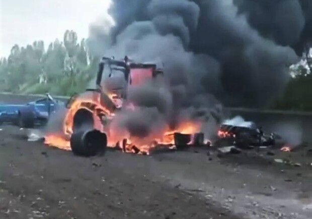 Под Харьковом в работающий трактор попала российская ракета (видео). 