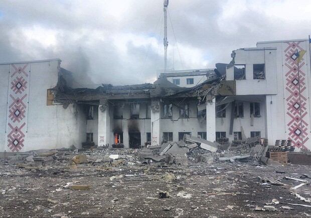 Русские разрушили ракетой здание культуры в Дергачах. 