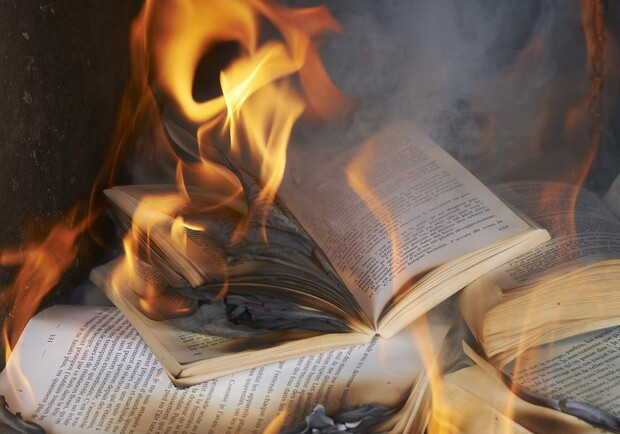 Під Харковом російські окупанти палили книги з сільської бібліотеки. 