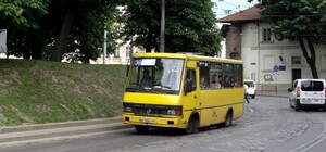 Через дефіцит пального у Львові не курсує декілька маршруток — перелік