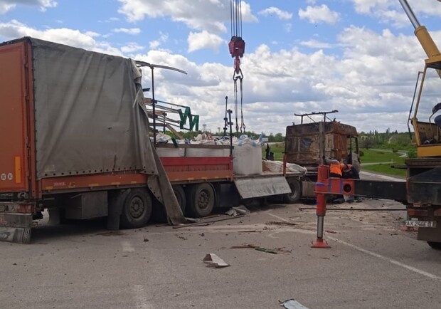 Дорожники очищают харьковские трассы от последствий российского вторжения. 