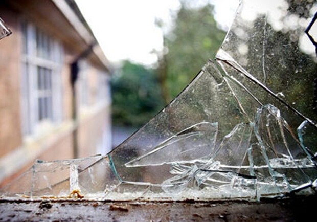 Из-за обстрелов россиян в железнодорожной больнице Харькова выбило окна. 