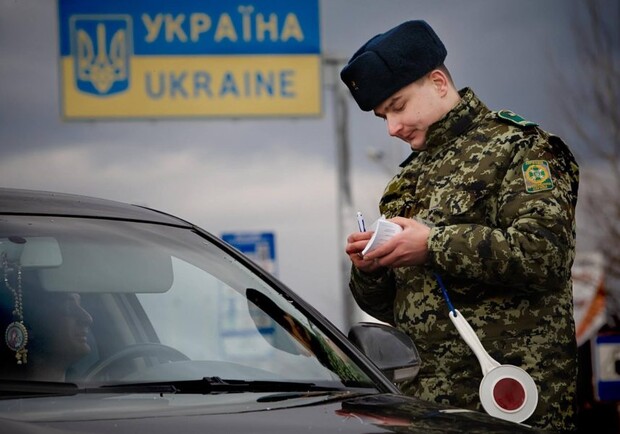 В Україні можуть скасувати заборону на виїзд за кордон чоловіків призовного віку. 