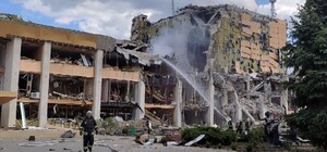 В Лозовой из-за ракетного удара ранены 7 человек, среди них ребенок (видео)