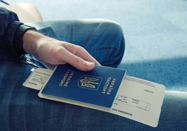 В харьковских ЦНАП снова можно вклеить в паспорт фото по достижении 25 и 45 лет. 