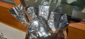 На Львівщині невідомі залишають на зупинках ящики з кавою 