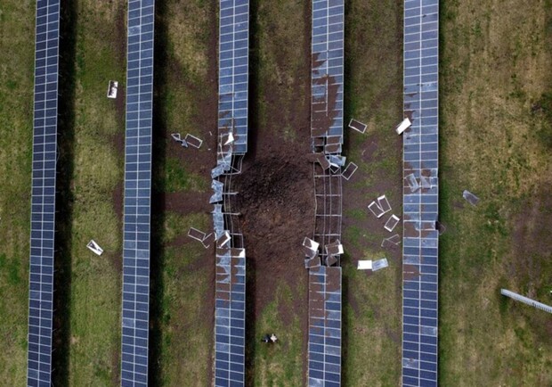 В Мерефе россияне уничтожили электроподстанцию, работавшую на солнечных батареях. 