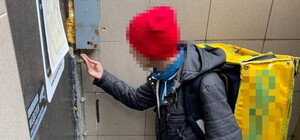 В центре Одессы задержали закладчика, который выдавал себя за курьера Glovo