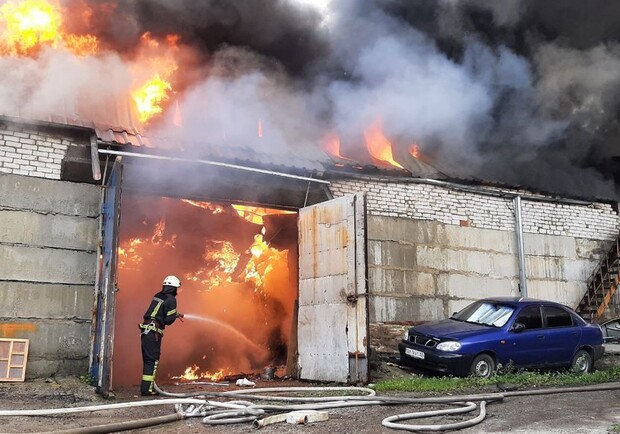 В поселке Жуковского в результате обстрела вспыхнули пожары. 
