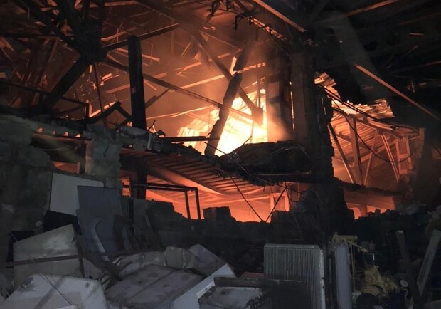 Нічний обстріл Харкова 2 червня: пожежі у школі та на виробництві, є загибла та постраждалий. 